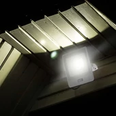 V-TAC beépített mozgásérzékelős LED reflektor 30W természetes fehér, fehér házzal - SKU 20275