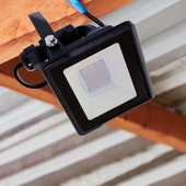 V-TAC kötödobozos LED reflektor 20W természetes fehér, fekete házzal - SKU 20308