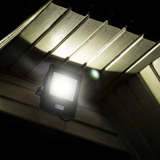 V-TAC beépített mozgásérzékelős LED reflektor 10W meleg fehér, fekete házzal - SKU 20256