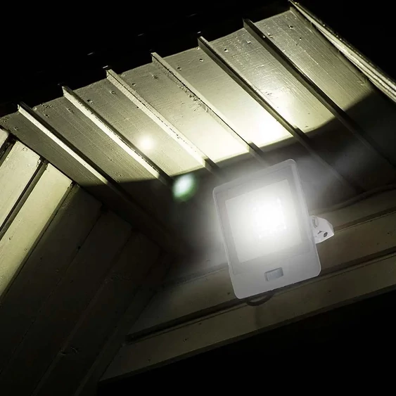 V-TAC beépített mozgásérzékelős LED reflektor 30W természetes fehér, fehér házzal - SKU 20275