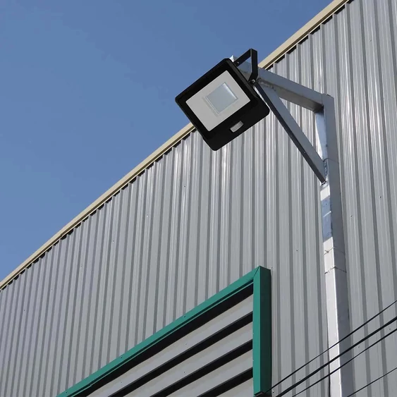 V-TAC beépített mozgásérzékelős LED reflektor 50W meleg fehér, fekete házzal - SKU 20265