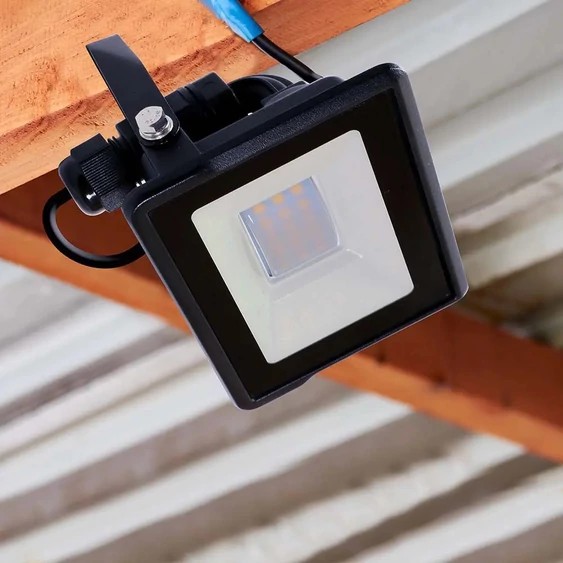 V-TAC kötödobozos LED reflektor 50W természetes fehér, fekete házzal - SKU 20314